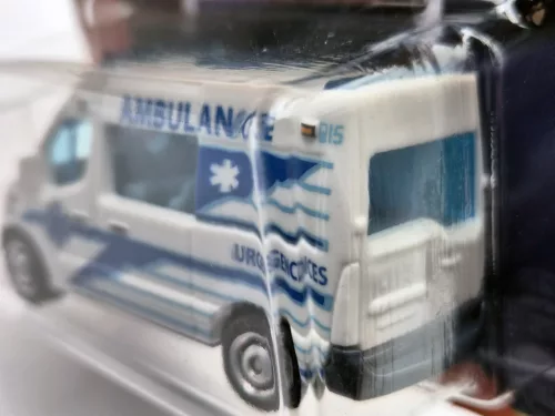 Renault Master Ambulance emergency vehicle - Matchbox - 1:64 1/64 toy car