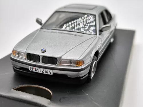 BMW E38 750iL - James Bond Tomorrow Never Dies (1997) - Corgi - 1:36 - gift boxed