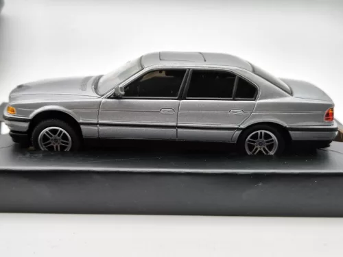 BMW E38 750iL - James Bond Tomorrow Never Dies (1997) - Corgi - 1:36 - gift boxed