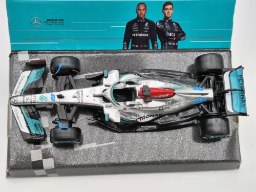 Mercedes - AMG Petronas F1 W13E #63 (2022) - George Russell - Bburago - 1:43