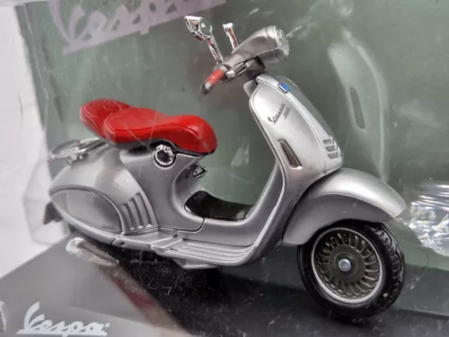 Vespa 946 Bellissima (2014) - Newsstand - 1:18