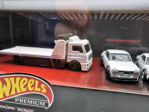 Nissan Skyline diorama set #14 - Skyline 2000 GT-R, Skyline C210, Skyline HT 2000 GT-X, Nissan transport vehicle