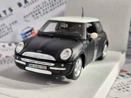 Mini Cooper (2006) - black - Maisto - 1:24