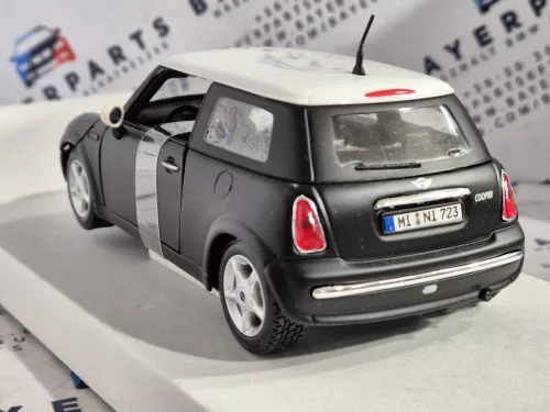 Mini Cooper (2006) - black - Maisto - 1:24