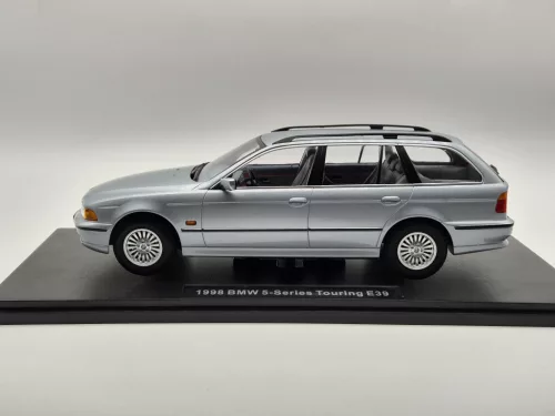 BMW E39 Touring (1998) - silver - Triple9 - 1:18