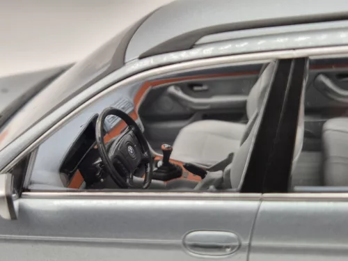 BMW E39 Touring (1998) - silver - Triple9 - 1:18