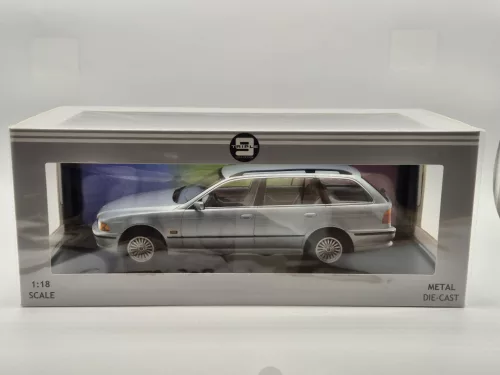 BMW E39 Touring (1998) - silver - Triple9 - 1:18
