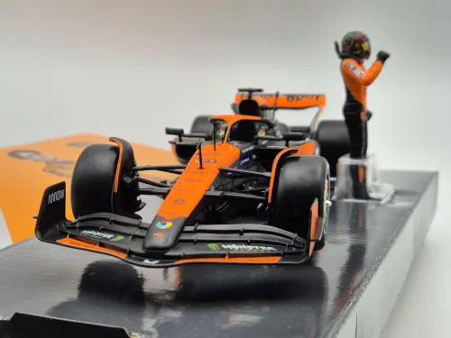 McLaren MCL38 F1 #81 (2024) - Oscar Piastri - WITH SPECIAL DRIVER - Bburago - 1:24
