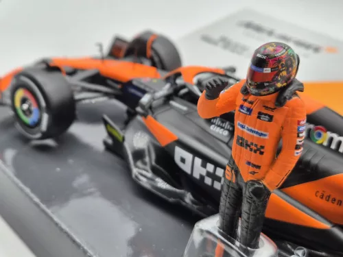 McLaren MCL38 F1 #81 (2024) - Oscar Piastri - WITH SPECIAL DRIVER - Bburago - 1:24