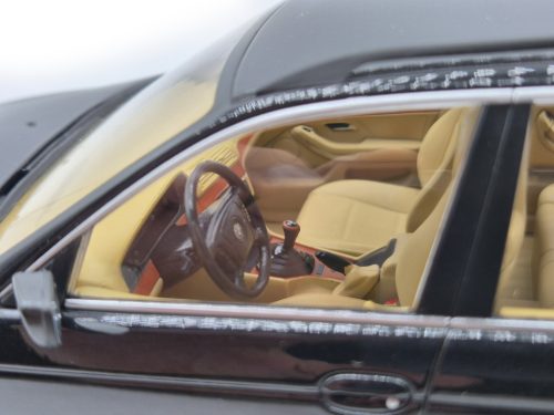 BMW E39 Touring (1998) – black – Triple9 – 1:18