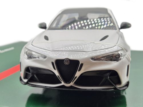 Alfa Romeo Giulia GTAm (2020) - trophy white - Bburago - 1:18
