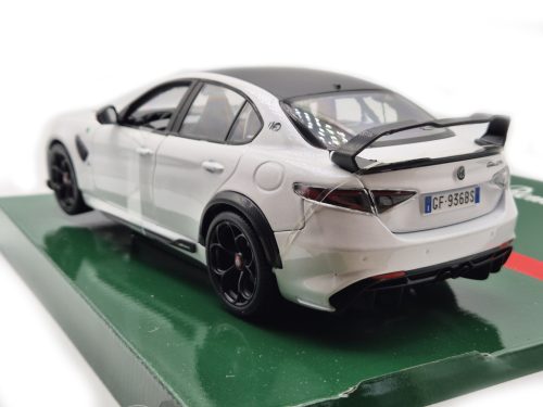 Alfa Romeo Giulia GTAm (2020) - trophy white - Bburago - 1:18