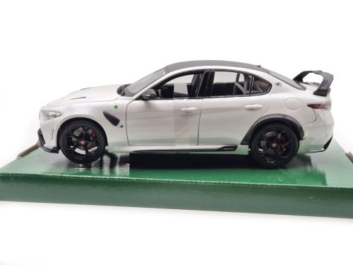 Alfa Romeo Giulia GTAm (2020) - trophy white - Bburago - 1:18