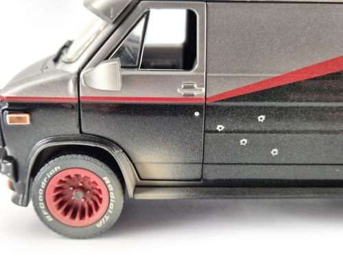 GMC Vandura (1983) - The A-Team - battle damaged (mud / bullet holes) - Greenlight - 1:24